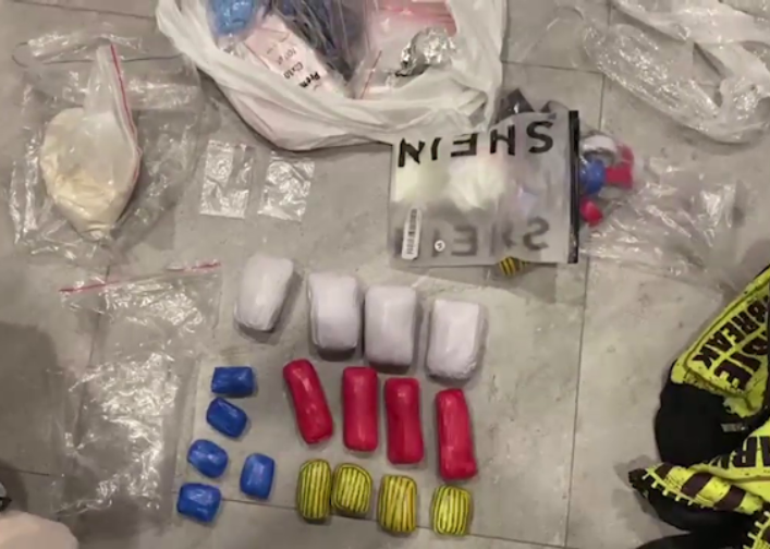 В Красноярске полицейские изъяли у двух наркосбытчиков свыше 1 кг запрещённых веществ