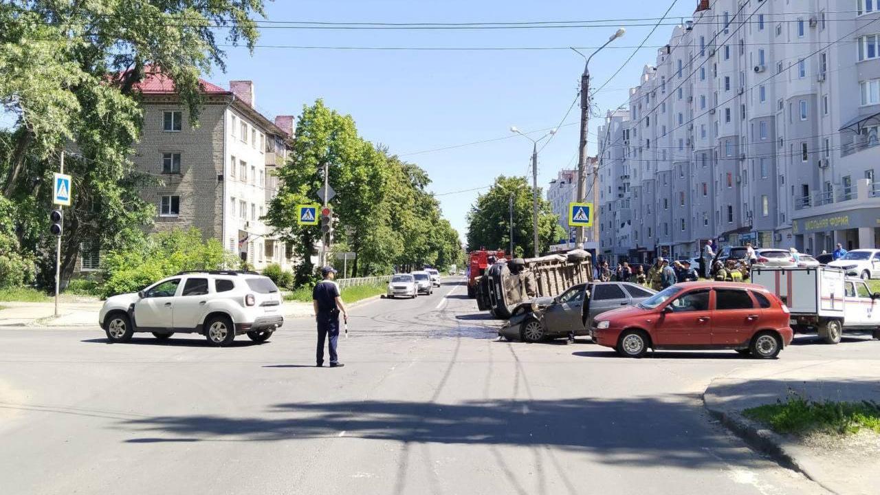 В Тольятти полицейские работают на месте столкновения легковушки с маршрутным автобусом