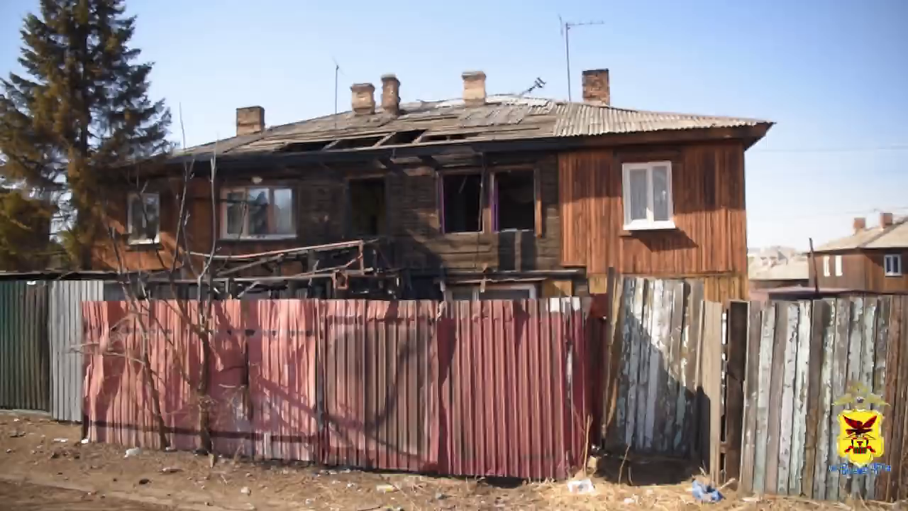 В Чите полицейские помогли эвакуироваться жильцам горящего дома и вынесли из здания газовые баллоны