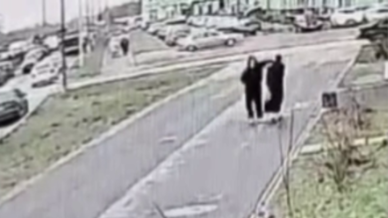 Мужчину, напавшего на улице в Санкт-Петербурге на двух девушек, полицейские отыскали в палате больницы