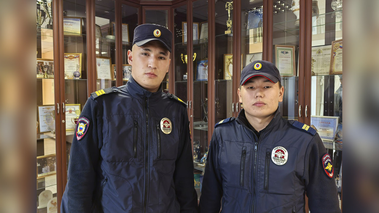 Слушатели полицейского центра профподготовки в Якутии спасли пожилую семью на пожаре