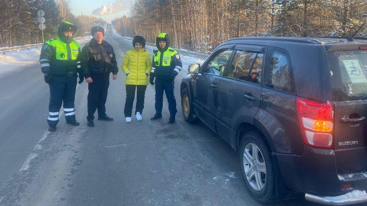 В Югре полицейские помогли автоледи, оказавшейся в трудной дорожной ситуации