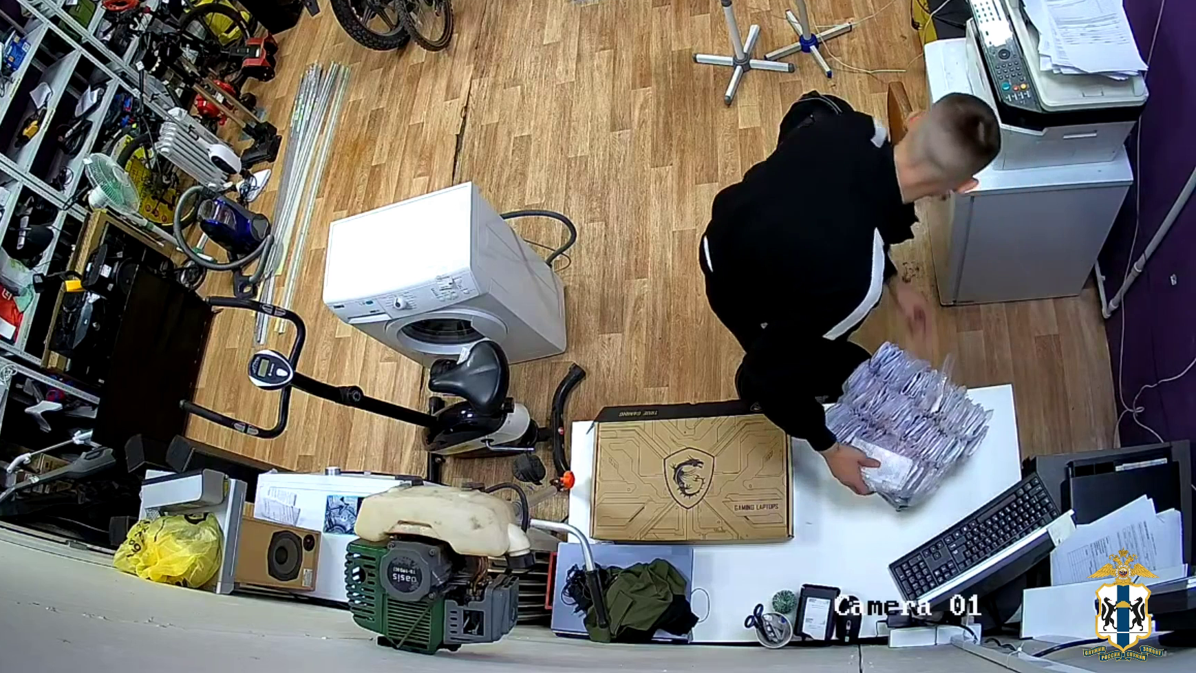 Работник новосибирского ломбарда уличён полицией в хищении денег и украшений на 2,5 млн рублей