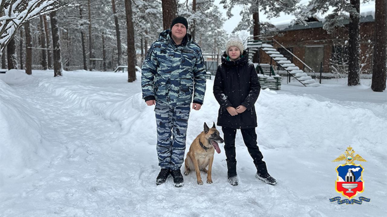 На Алтае полицейские исполнили мечту школьницы, проведя ей экскурсию по питомнику служебных собак