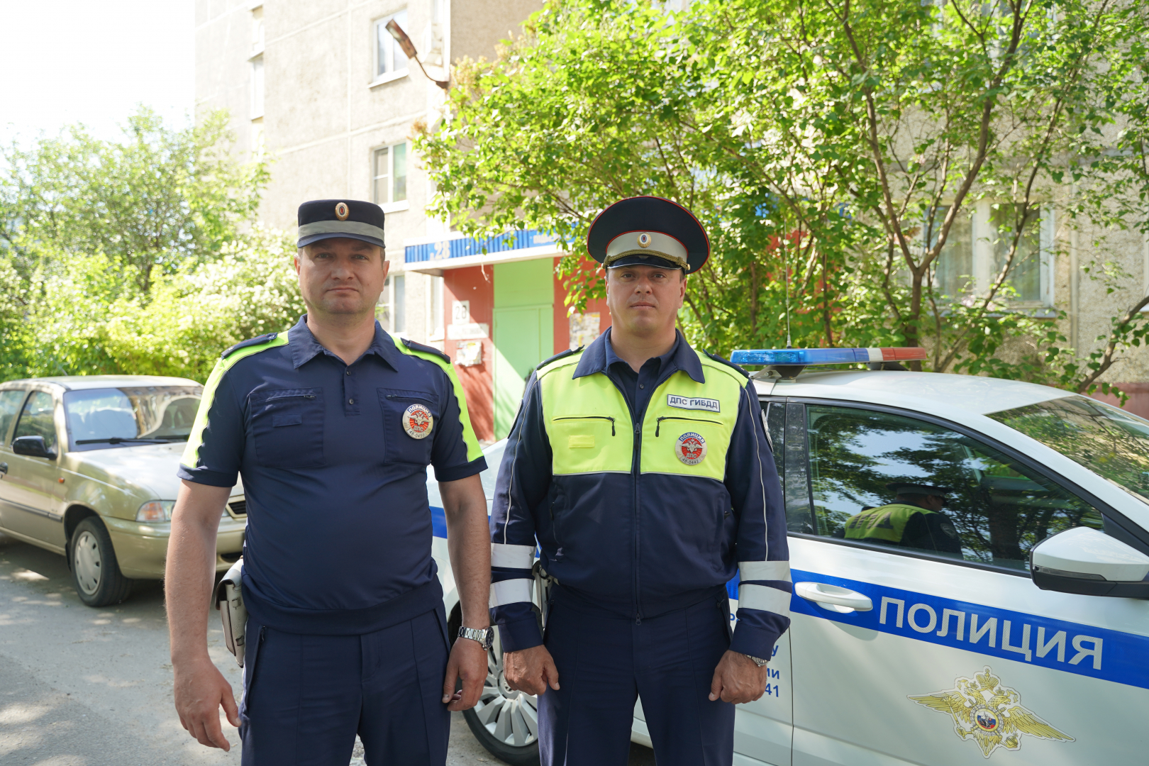 В Липецкой области автоинспекторы спасли жизнь мужчине, серьёзно поранившемуся болгаркой