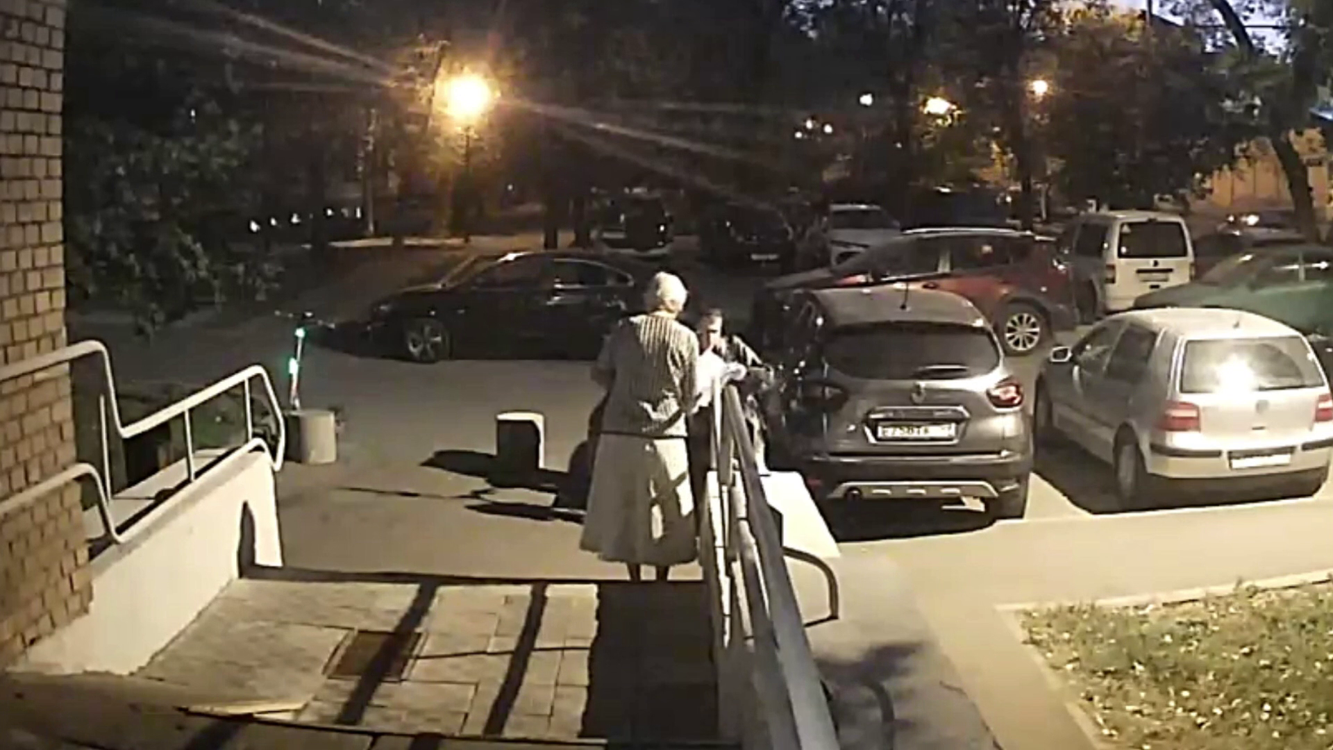 Столичные оперативники задержали одного из курьеров аферистов, похитивших у пенсионерки 2,6 млн рублей