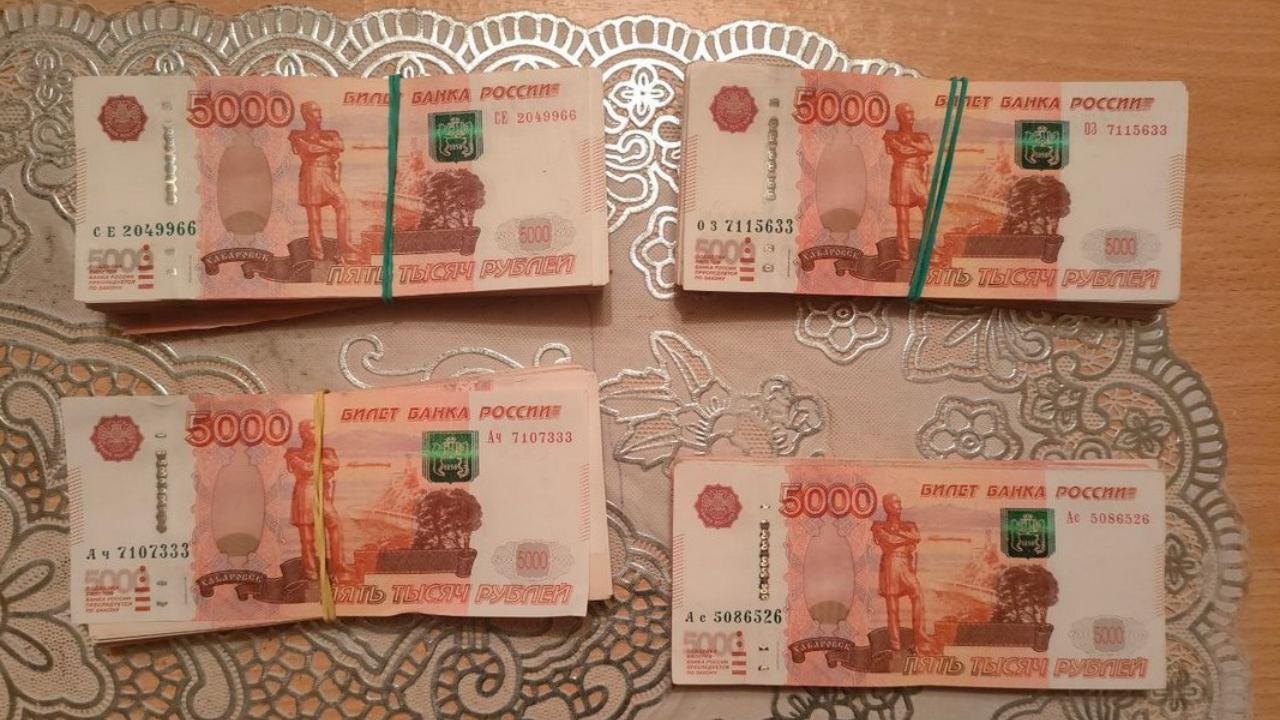 Благодаря бдительности пенсионерки из Югры полицейские задержали курьера аферистов
