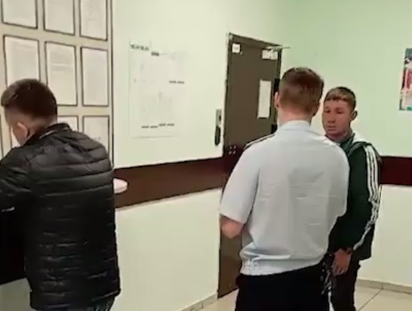 Полиция Приморья выявила авиапассажира из Узбекистана, которому запрещён въезд в нашу страну