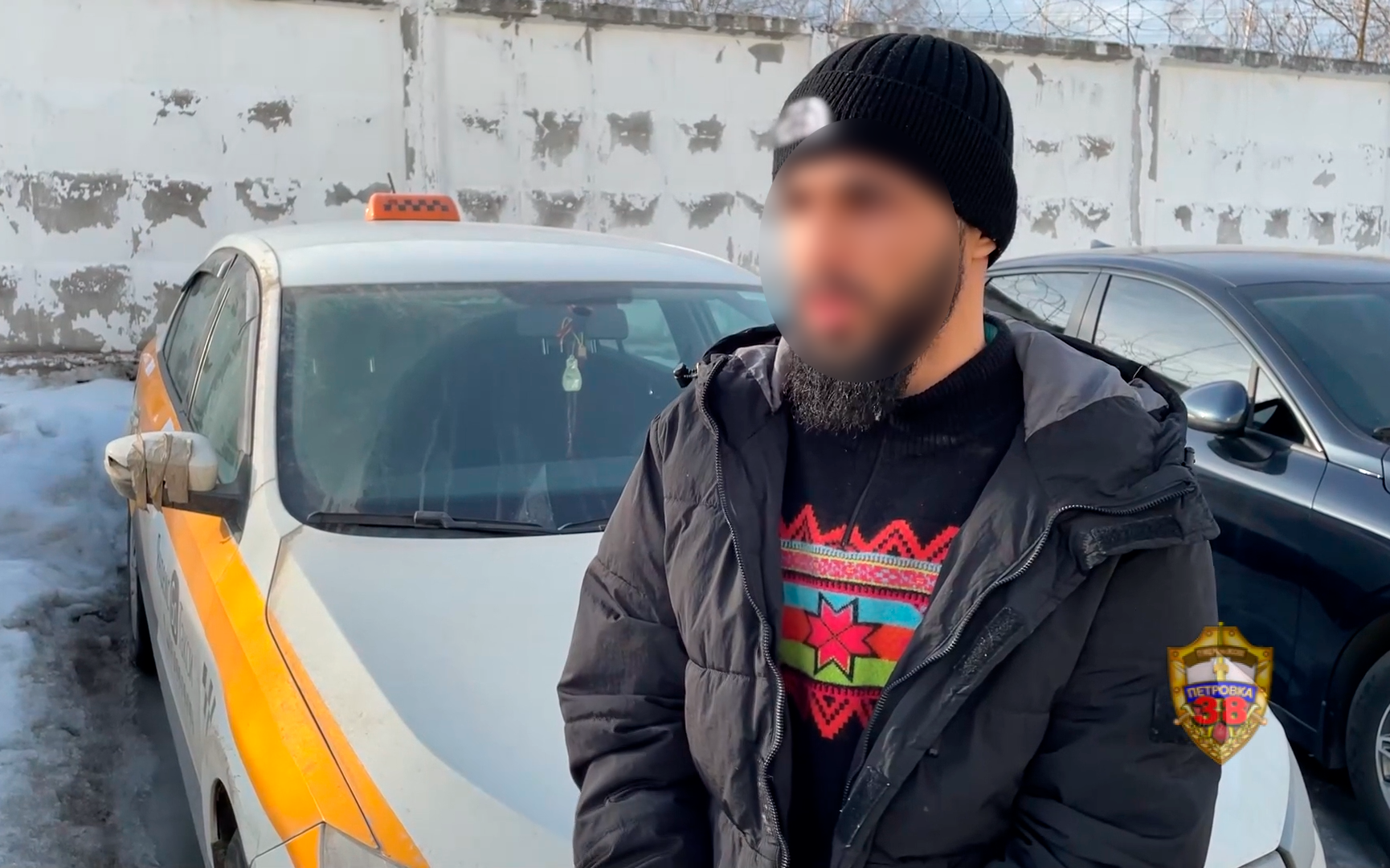 Полиция Москвы задержала водителя такси и его знакомого, похитивших у пассажира 45 тысяч рублей