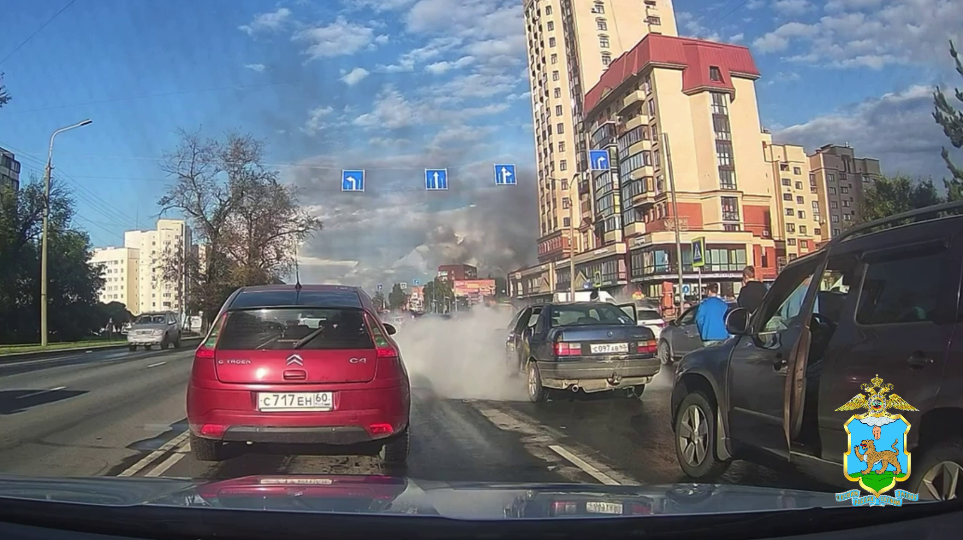 В Пскове экипаж ДПС помог потушить загоревшийся в дорожном заторе автомобиль