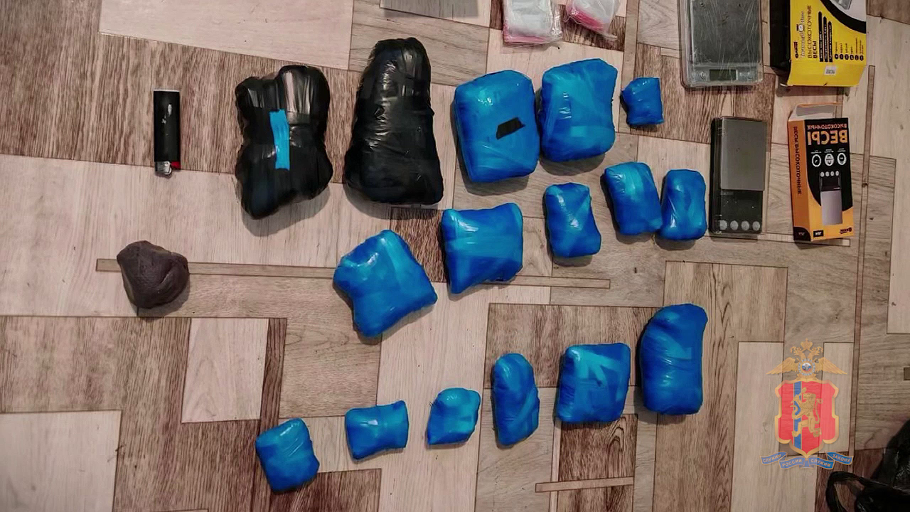 Красноярские полицейские изъяли около 3 кг эфедрона у задержанного 25-летнего оптового наркосбытчика