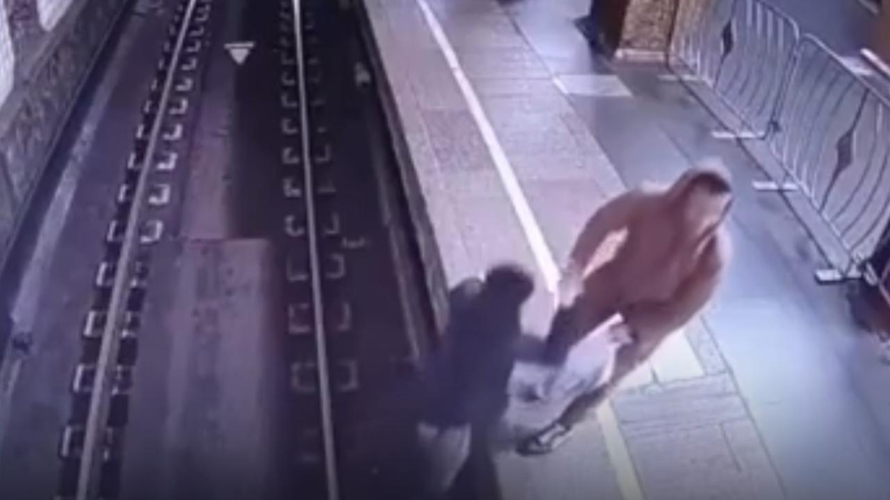 Сотрудники полиции столичного метрополитена задержали пассажира, спрыгнувшего на рельсы