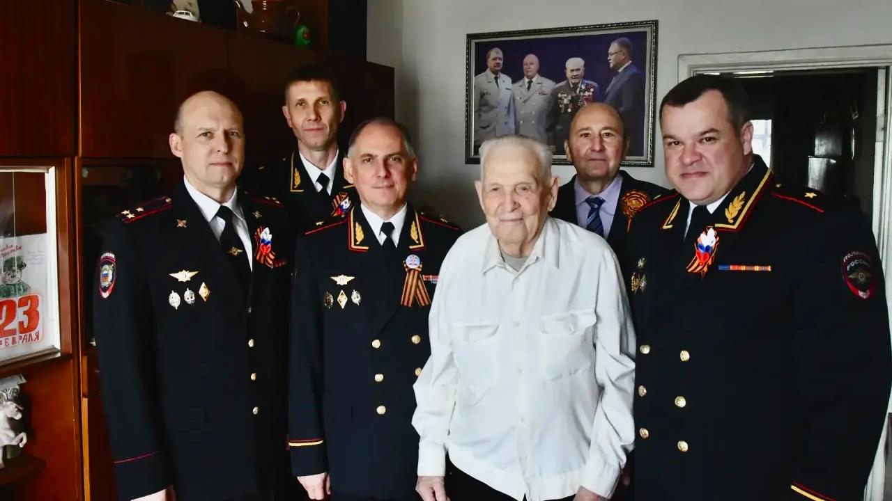 Полиция Кузбасса поздравила участника Великой Отечественной войны Николая Сячина с Днём Победы
