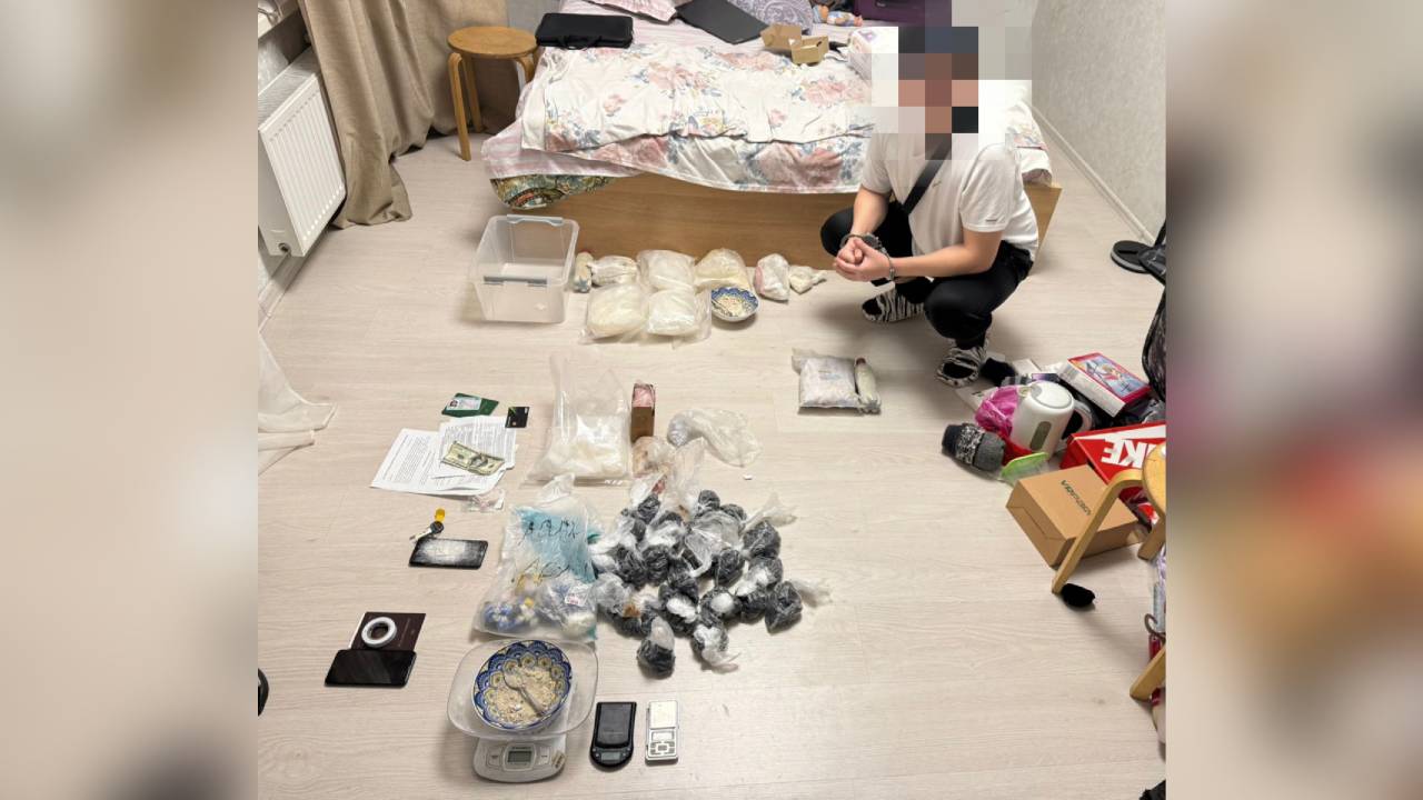 В Новосибирской области полицейские задержали иностранца за попытку сбыта около 9,5 кг наркотиков