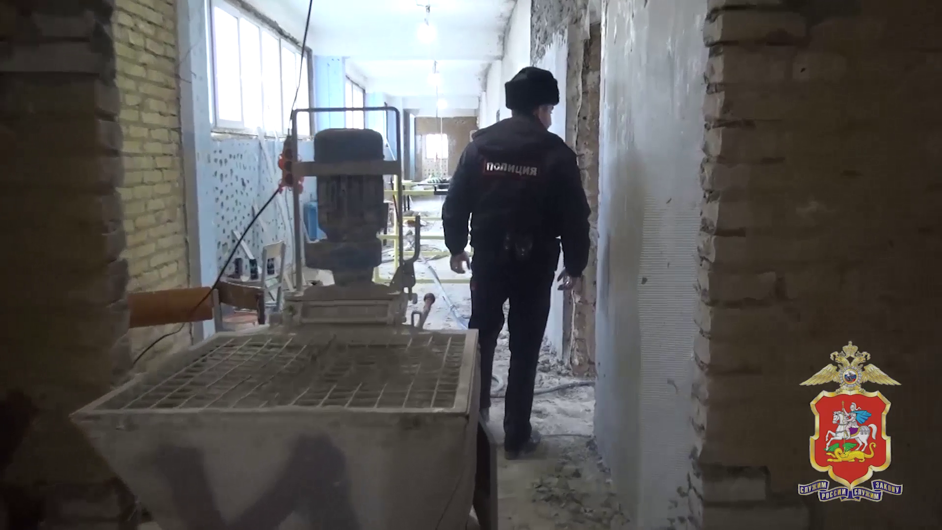 Полиция Подмосковья выявила 13 мигрантов-нелегалов, ремонтировавших здание бывшей школы в Жуковском