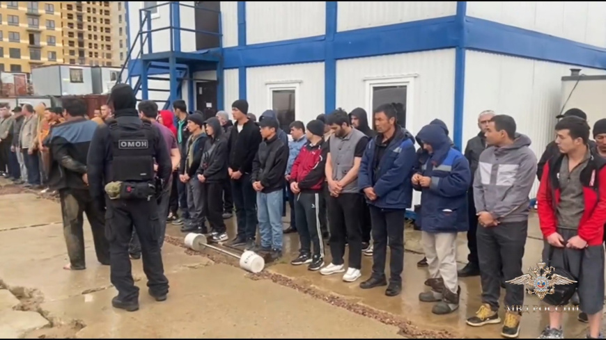 Полицейские задержали подозреваемую в организации незаконной миграции