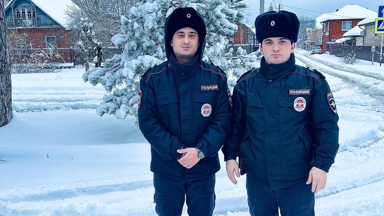 В Краснодарском крае сотрудники полиции спасли мужчину из задымлённого автомобиля