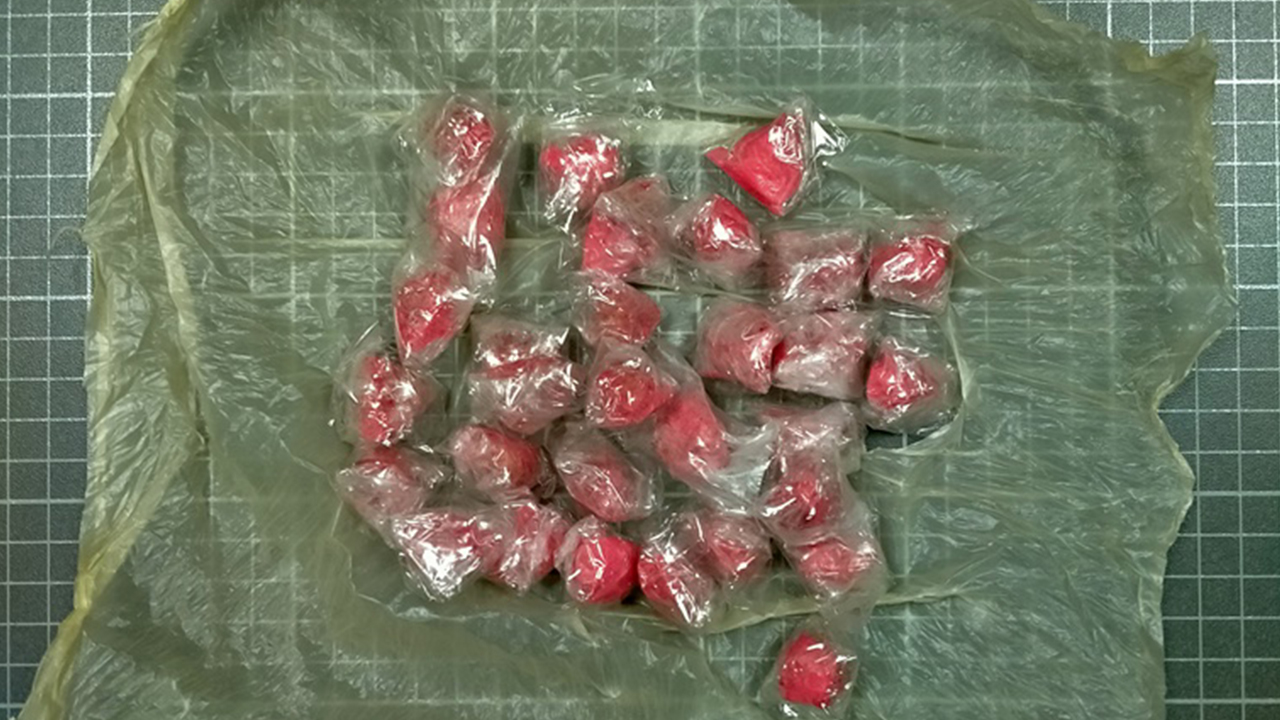 Полицейские пресекли попытку сбыта героина и изъяли у подозреваемого 30 свёртков с наркотиком