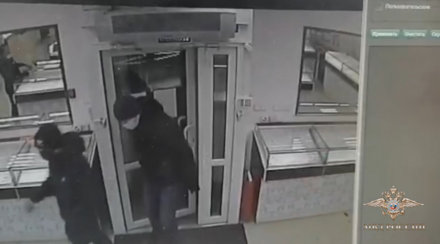 Чтобы не сдаваться полицейским злоумышленники устроили фейерверк в квартире