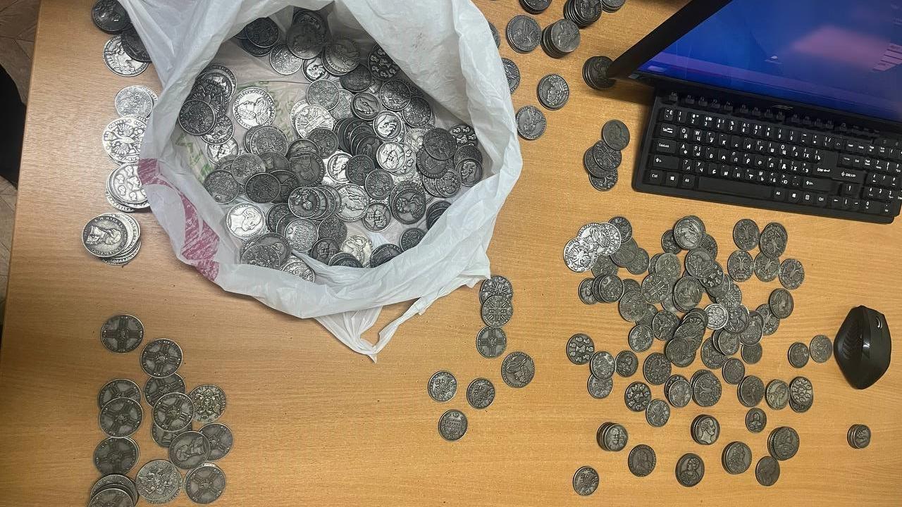 В Приамурье оперативниками задержан «гастролёр» за сбыт реплик старинных монет под видом настоящих