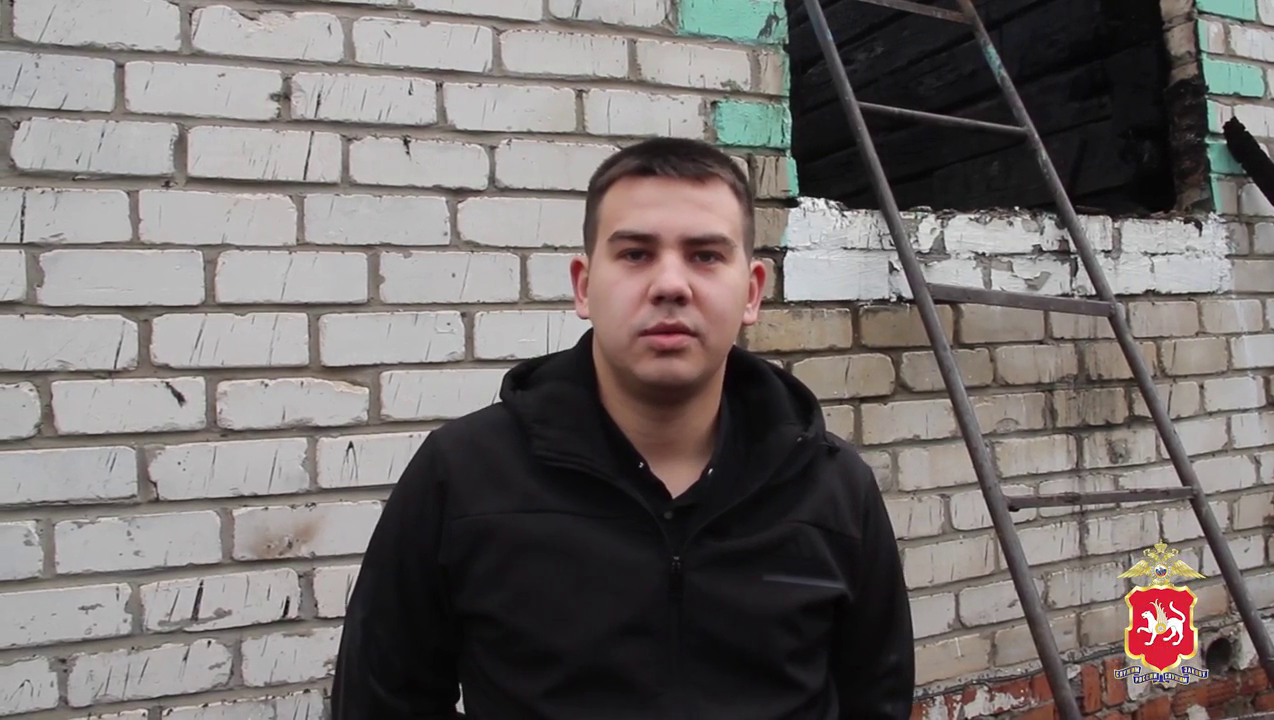 Сотрудник уголовного розыска полиции Татарстана вместе с очевидцем спас бабушку из горевшего дома