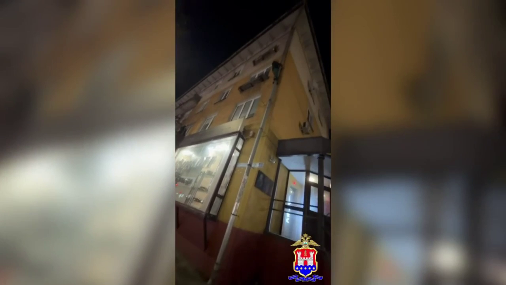 Похититель денег из клиники в Калининграде пытался по водостоку покинуть блокированную полицией квартиру