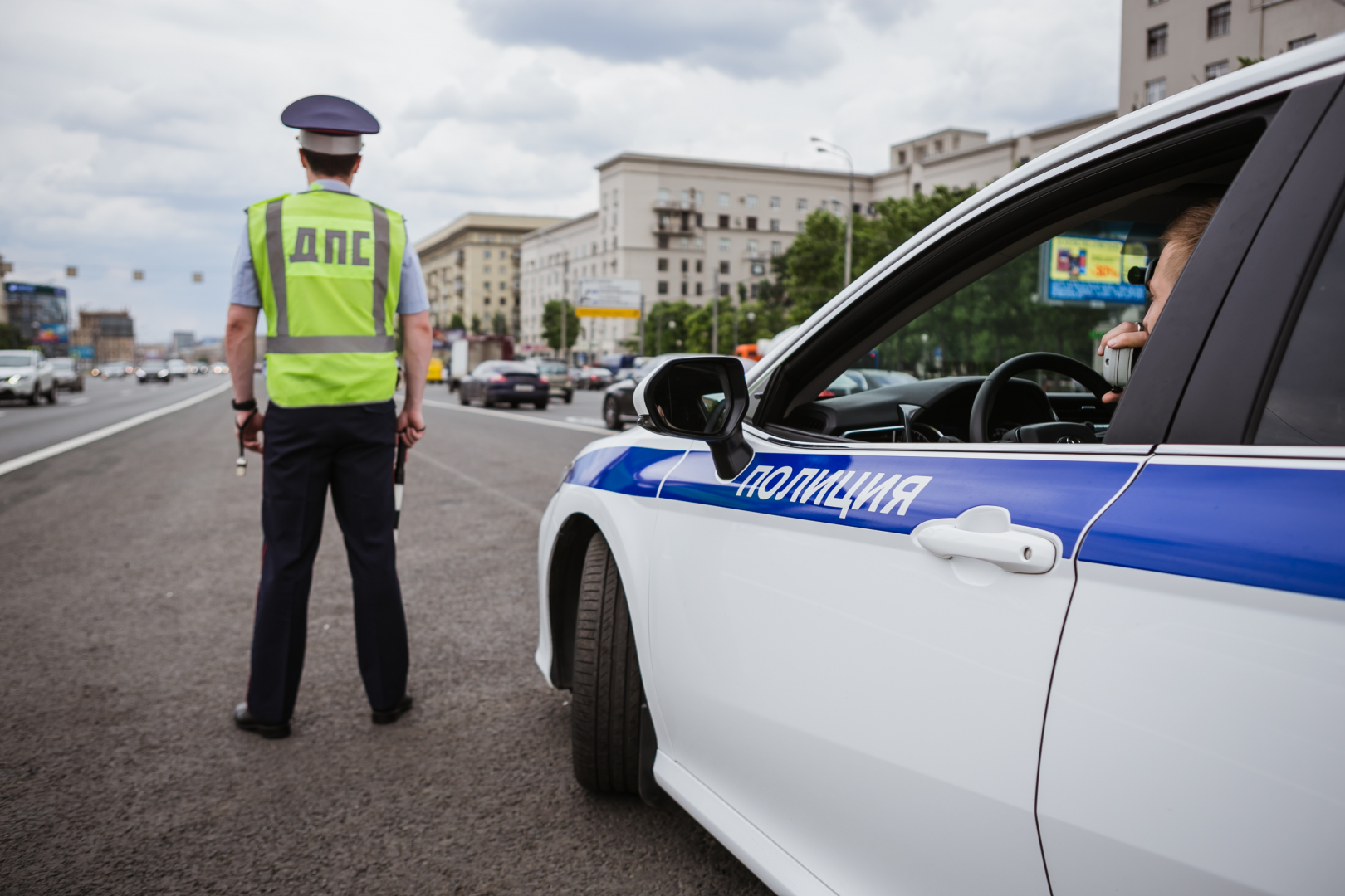 В Москве задержан 18-летний водитель, который после выезда на встречку пытался дать взятку полицейскому
