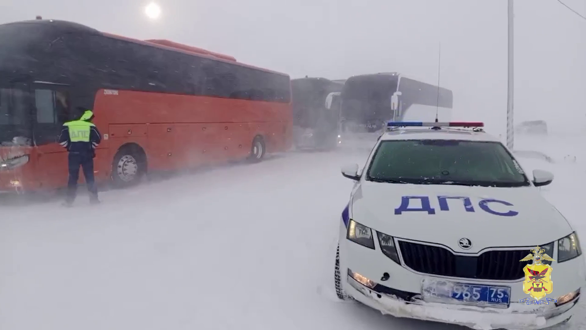 В трёх районах Забайкалья полицейские вторые сутки помогают гражданам в условиях сильнейшего снегопада