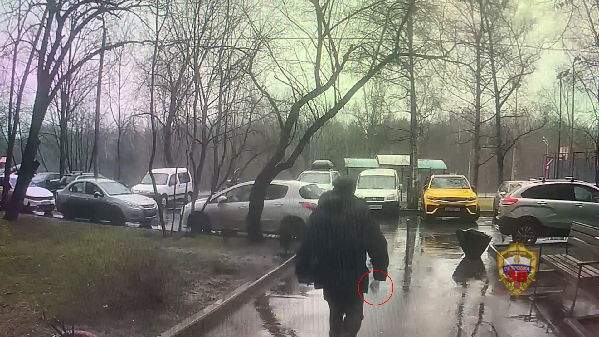На юге Москвы полицейские предотвратили передачу пенсионером свыше 3,7 млн рублей курьеру аферистов