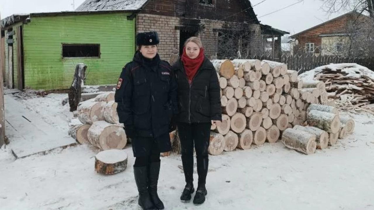 В Костромской области инспектор ПДН и стажёр полиции спасли из пожара жильцов частного дома