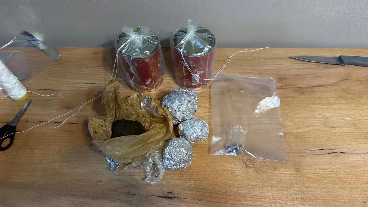В Красноярске полиция изъяла у закладчика почти 1 кг гашиша, часть которого хранилась в консервных банках
