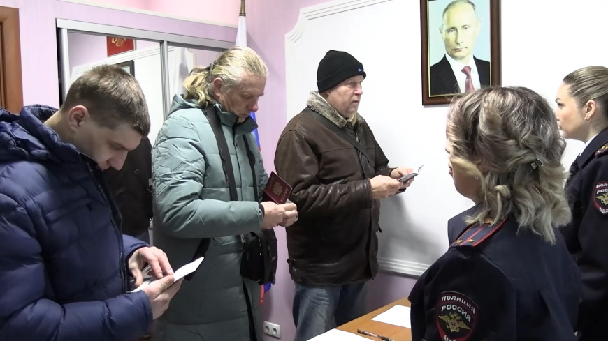 Сотрудники полиции начали выдачу жителям Авдеевки российских паспортов