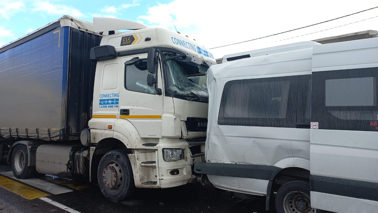 Полиция устанавливает обстоятельства ДТП с автобусом и грузовиком на трассе «Сибирь» в Кемеровской области