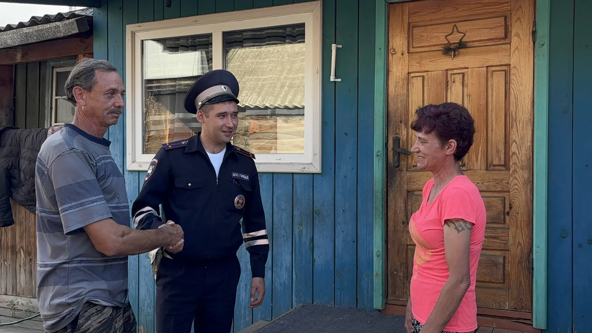 В Красноярском крае инспектор ДПС оказал помощь жителям посёлка Нижний Ингаш при пожаре