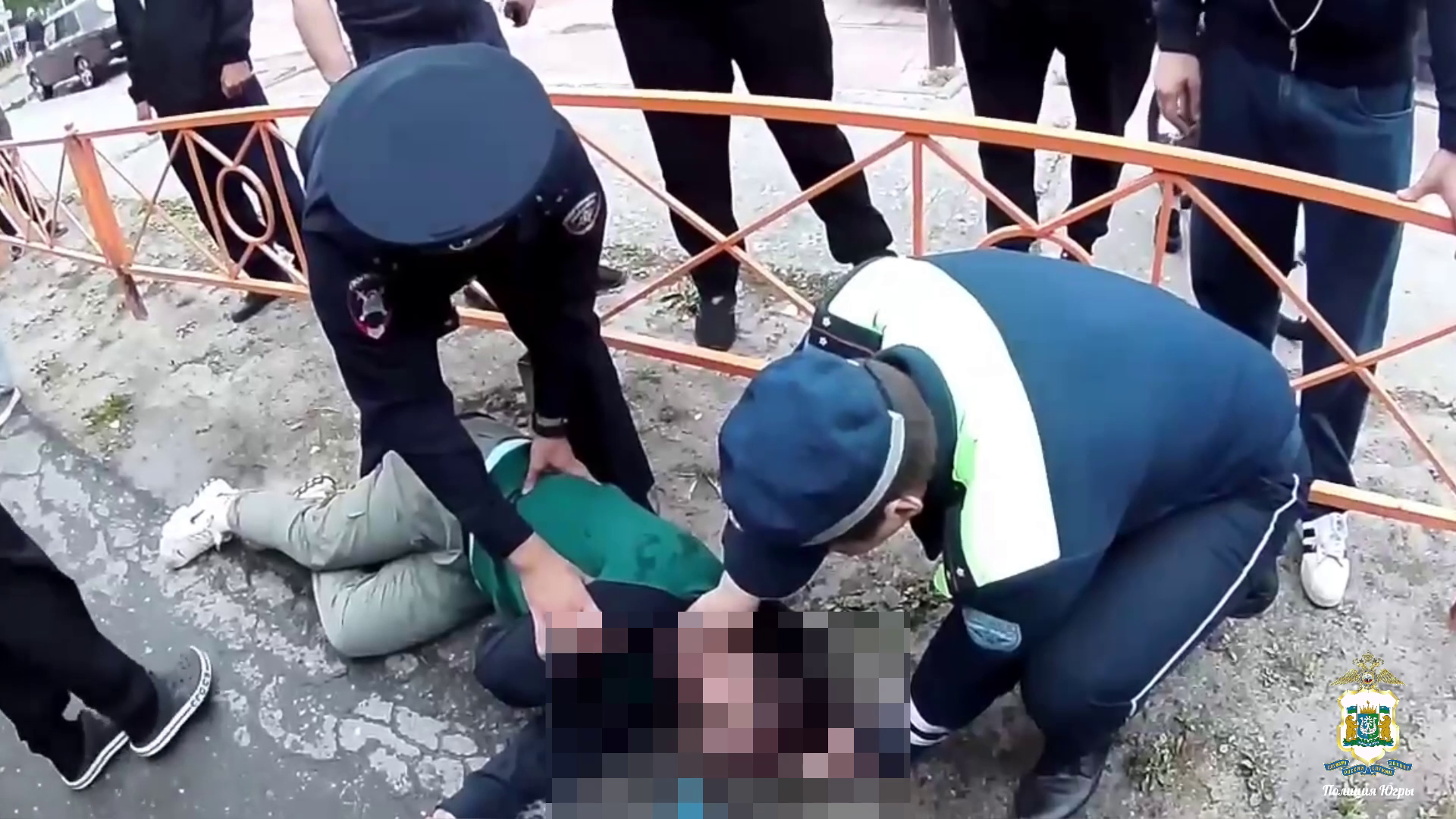 В Югре инспекторы ДПС оказали помощь мужчине, у которого на улице случился приступ эпилепсии