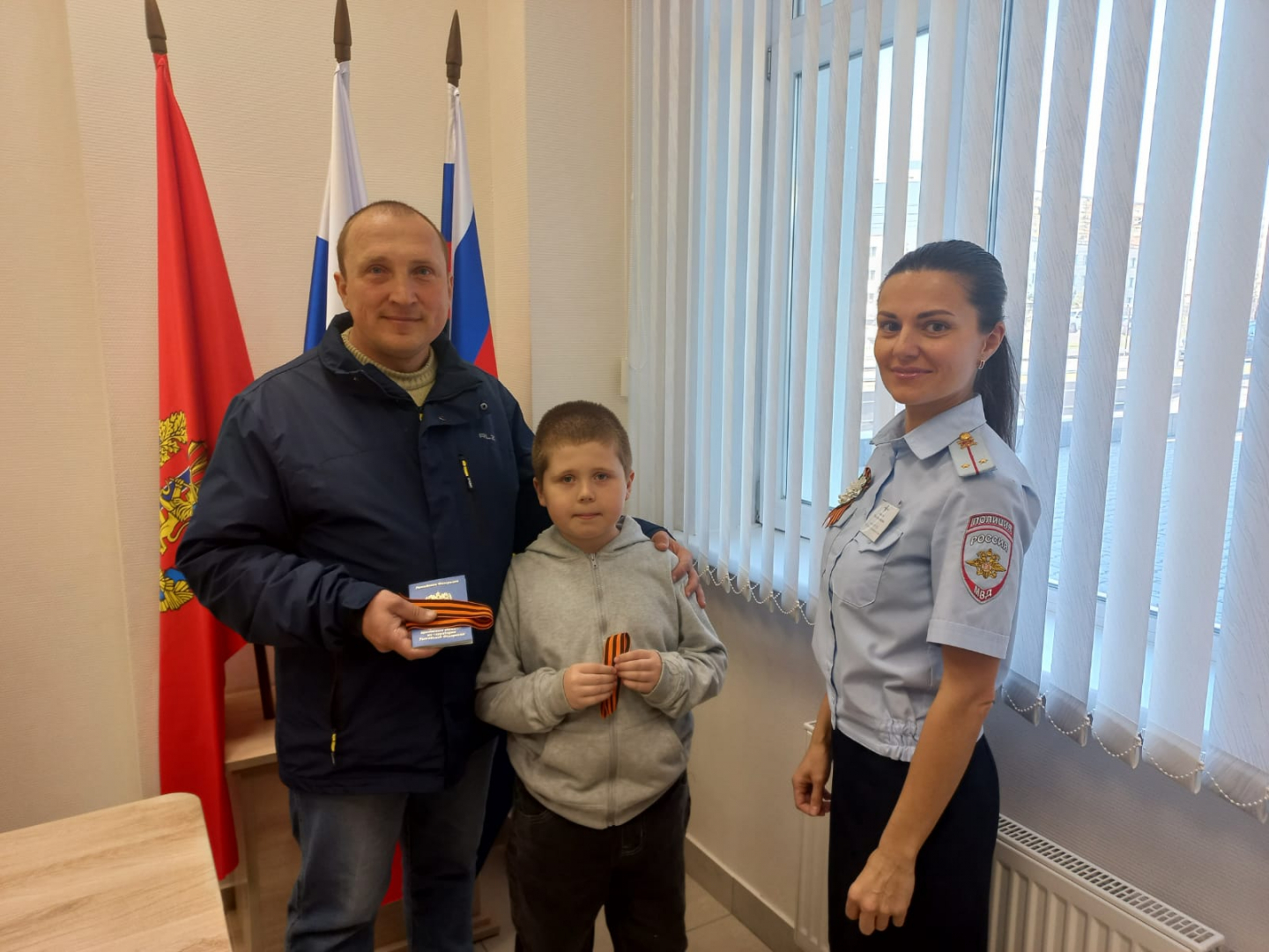 В Красноярске полицейские вручили свидетельства о временном убежище семье, прибывшей из Донбасса