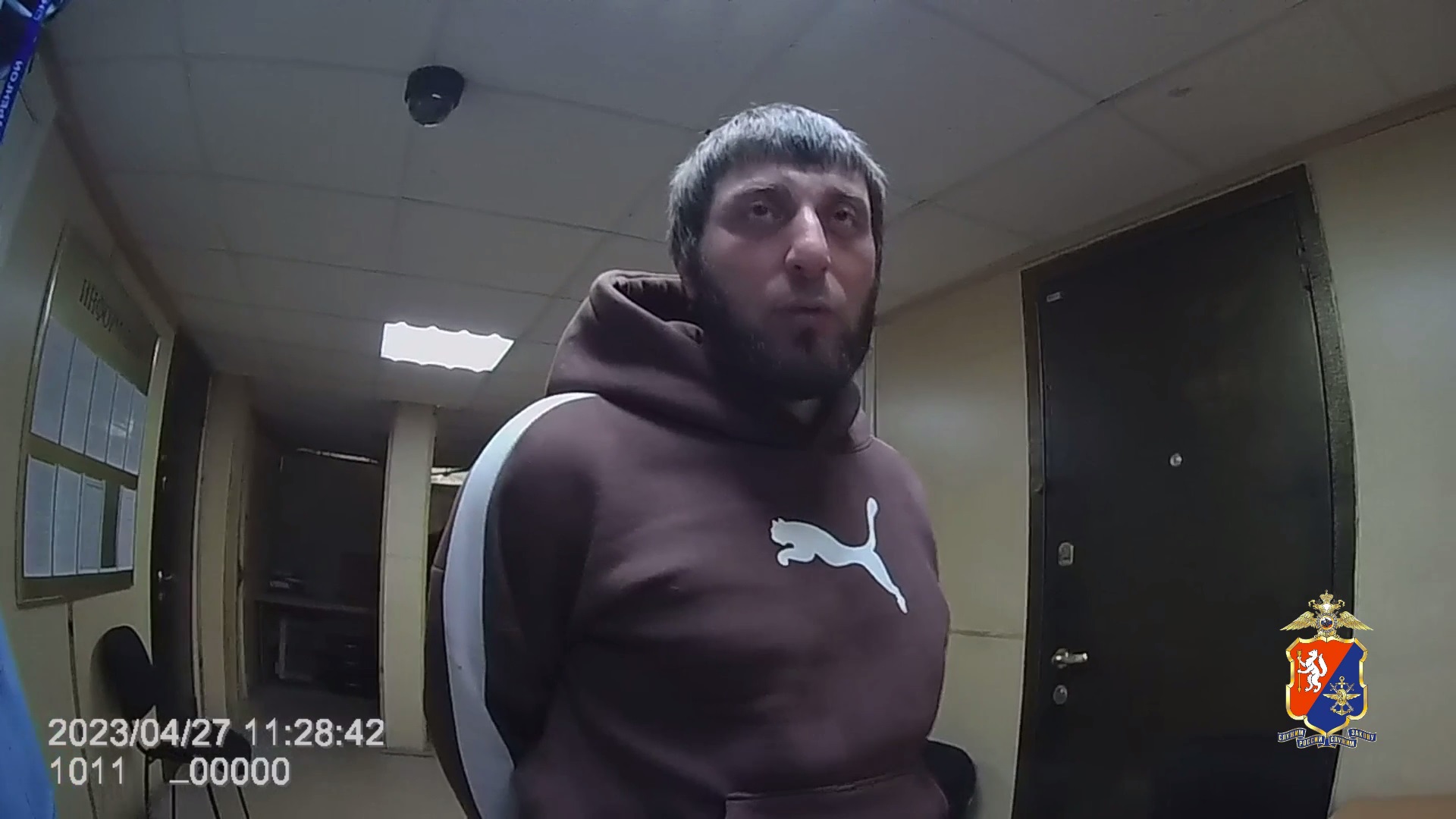 Суд Нового Уренгоя назначил авиадебоширу 5 суток ареста за оскорбление транспортных полицейских