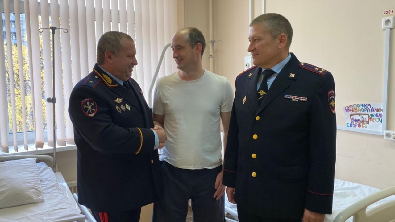 Получившего ранение полицейского навестило руководство УВД по ЗАО ГУ МВД России по г. Москве