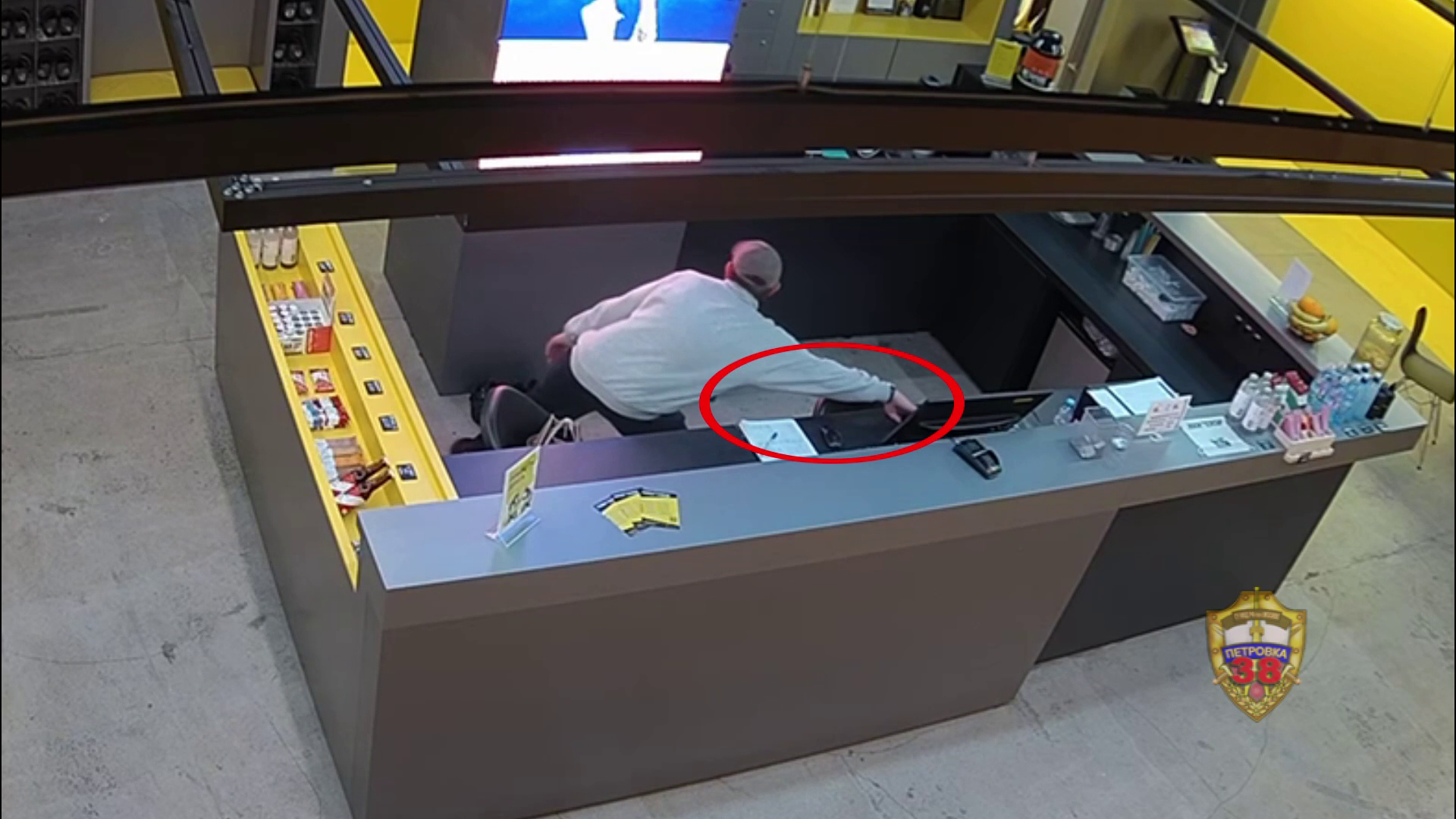 Подозреваемого в краже смартфона с ресепшена фитнес-студии в Москве задержали полицейские