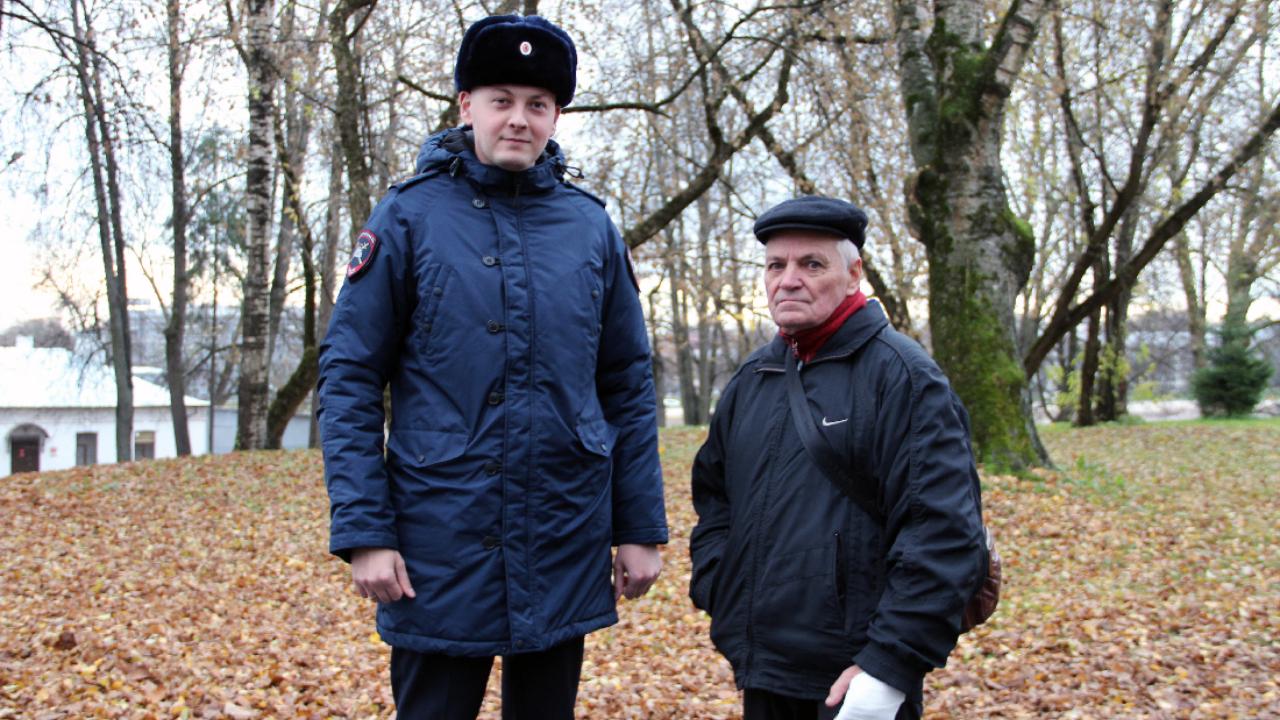 Новгородский госавтоинспектор помог пострадавшему пенсионеру экстренно добраться до медучреждения