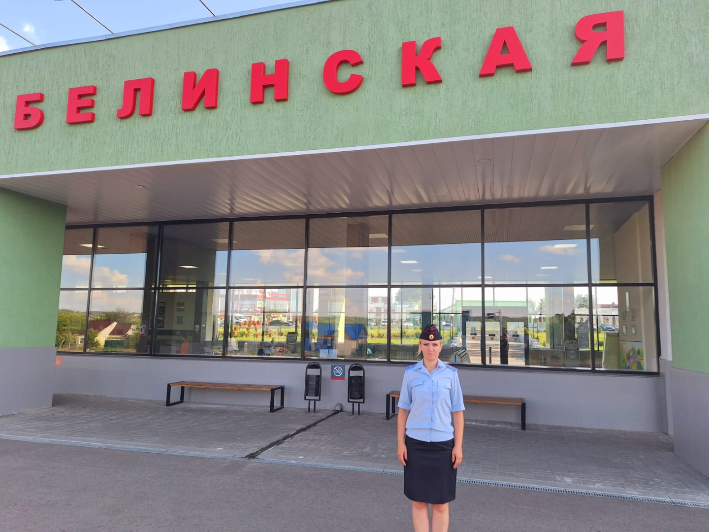 В Каменке сотрудница транспортной полиции спасла ребёнка, провалившегося в технический колодец