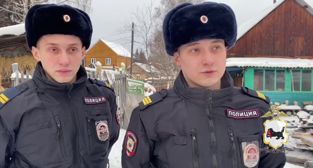 Полицейские Иркутской области предотвратили распространение огня на дом, где спали шесть человек