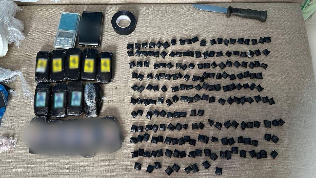 В Якутии полицейские изъяли 1,5 кг гашиша у троих приятелей, работавших на теневой интернет-магазин