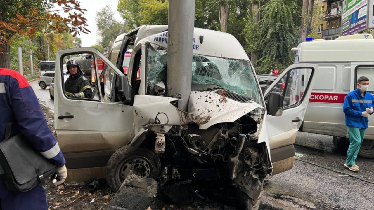 Полиция Саратова устанавливает обстоятельства ДТП с пассажирским микроавтобусом