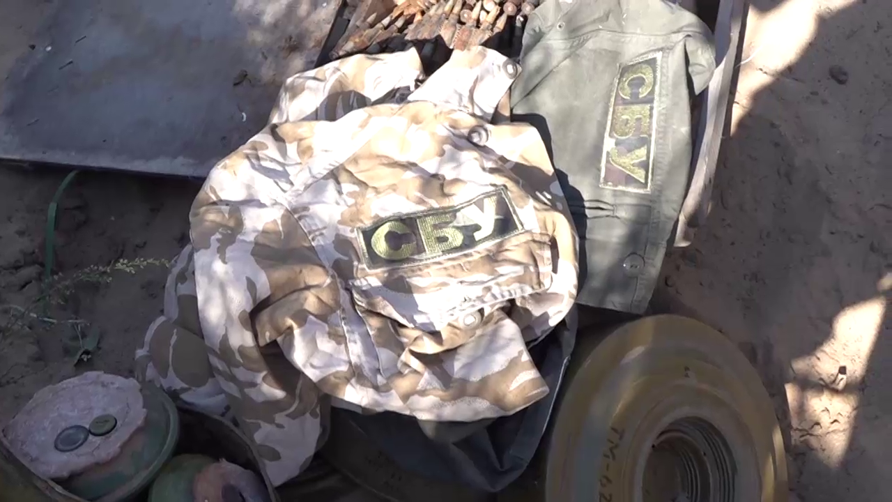 В ЛНР полицейские обнаружили схрон с оружием, боеприпасами и формой СБУ возле посёлка Щедрищево