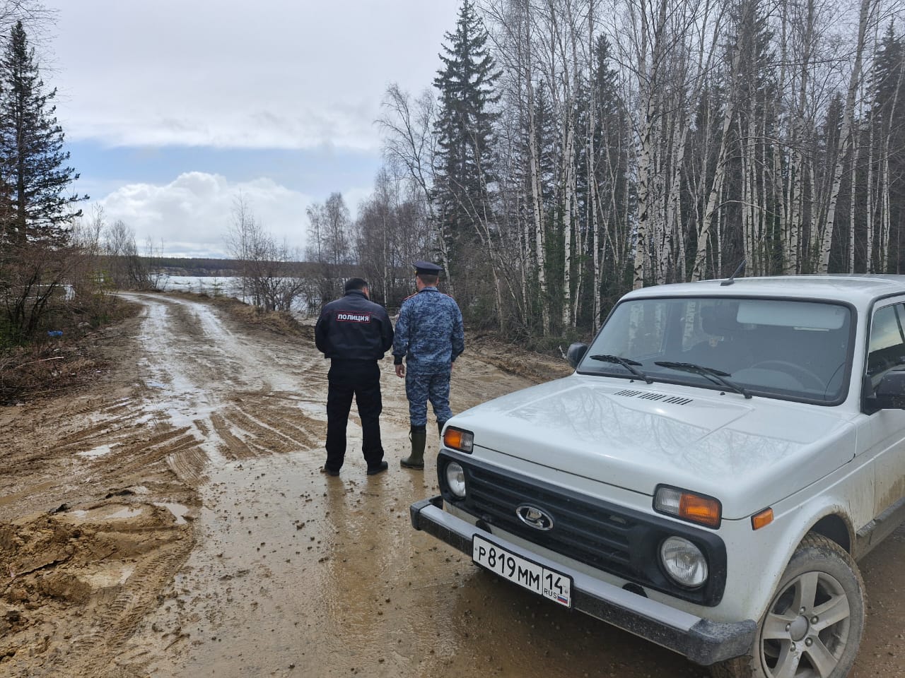 В Олёкминском районе Якутии полицейские оказывают помощь жителям подтопленных населённых пунктов