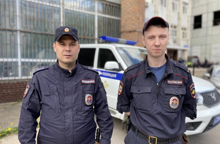 В Вологде сотрудники патрульно-постовой службы полиции спасли мужчину от падения с моста в реку