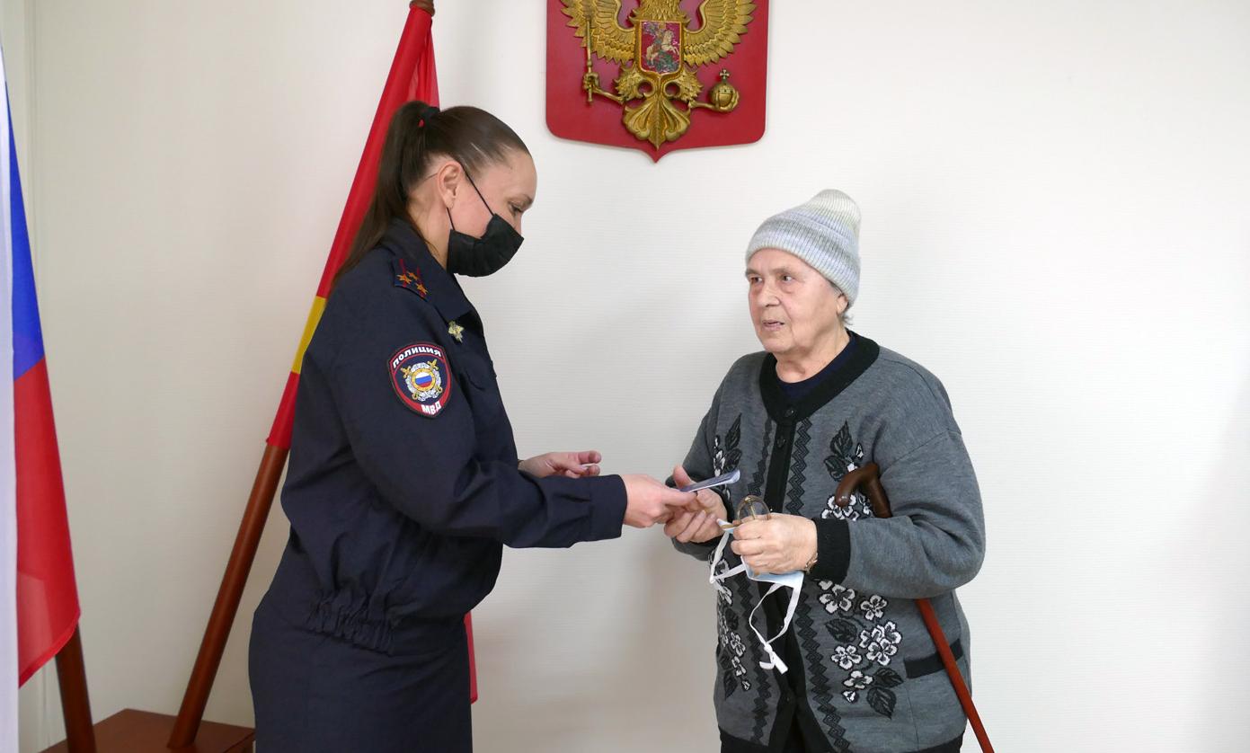 В Челябинской области полицейские выдали документы для пребывания в РФ гражданам ДНР, ЛНР и Украины