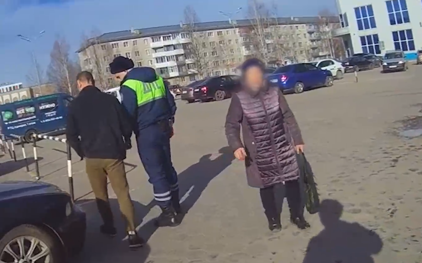 Архангельские сотрудники ДПС уберегли обратившуюся к ним за помощью бабушку от мошенничества