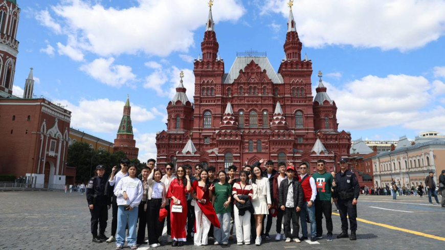 Дети сотрудников МОБ Социалистической Республики Вьетнам побывали в Москве и Санкт-Петербурге